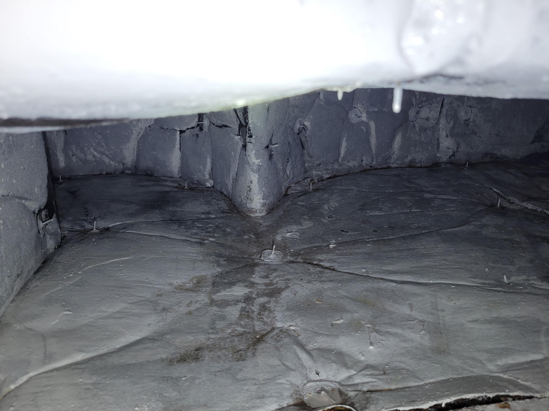 Interior duct surfaces documented during inspection.